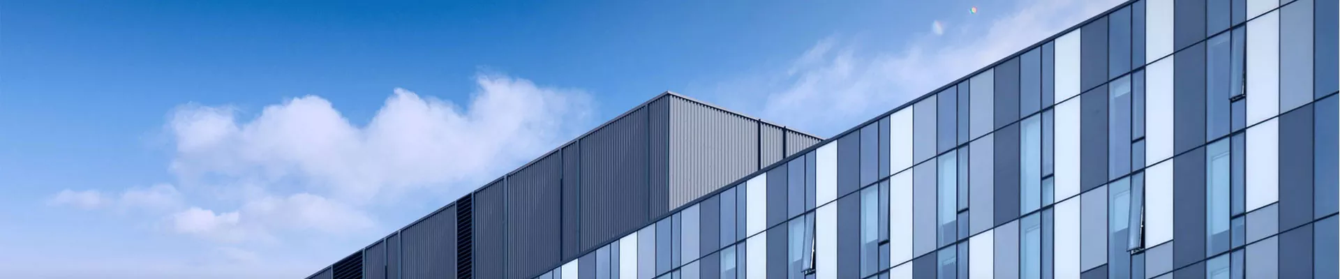 E pili ana iā mākou